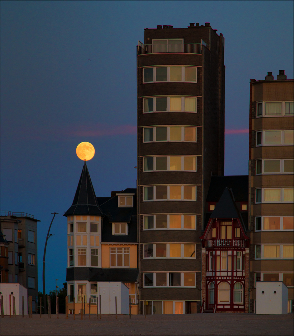 Aufgespießter Vollmond über de Panne