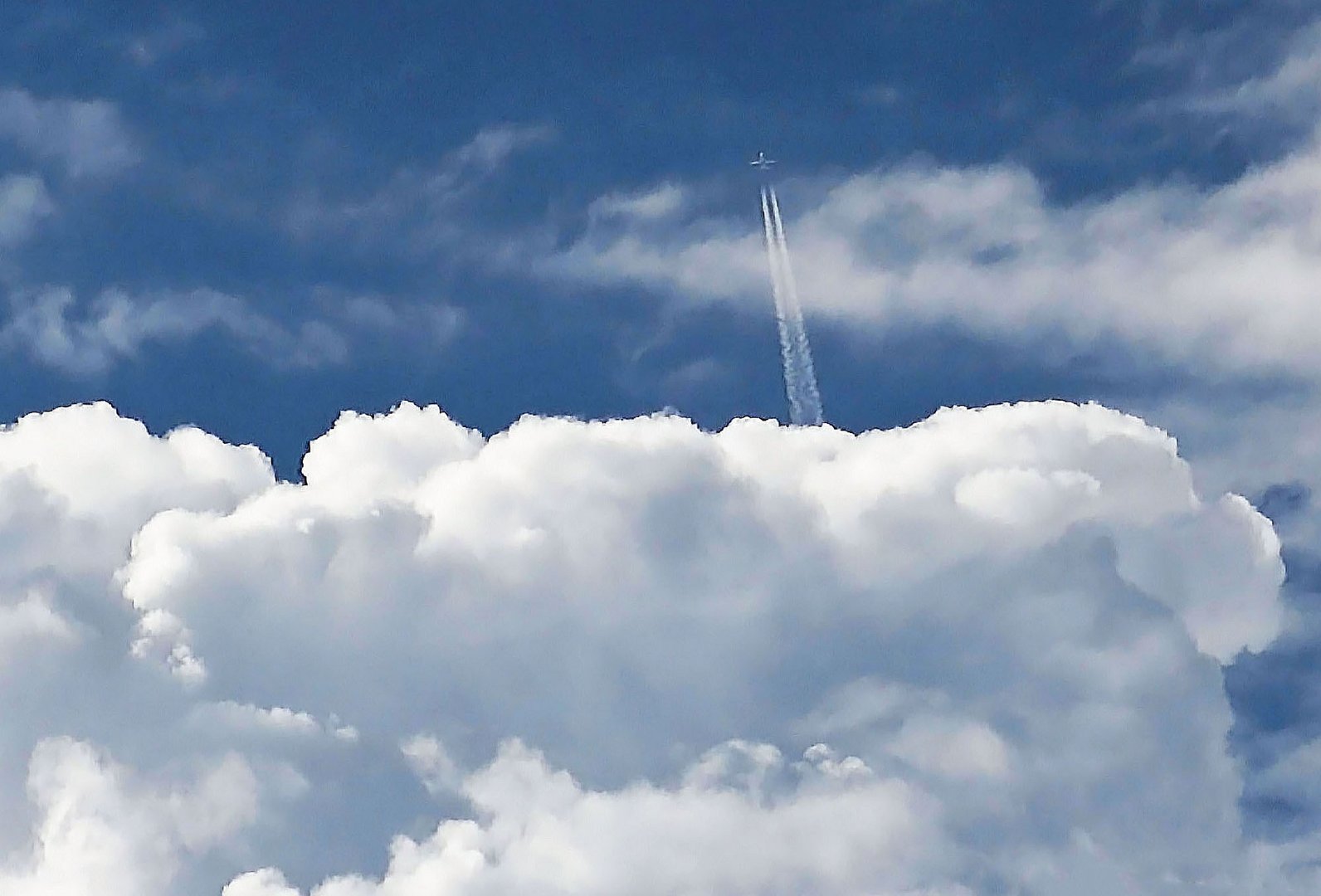 Aufgetaucht aus den Wolken