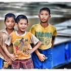 aufgeweckte Jungs am Mekongufer zwischen Pakbeng und Luangprabang