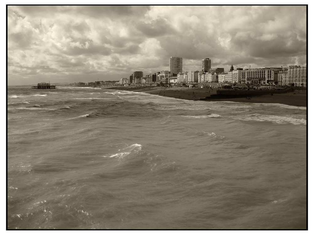 Aufgewühlte See beim Brighton Pier