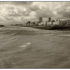 Aufgewühlte See beim Brighton Pier