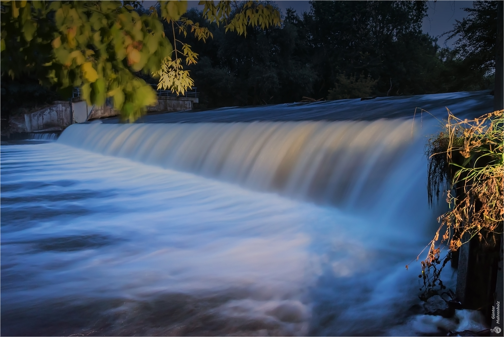 Aufgewühltes Wasser - nur die Brücke fehlt