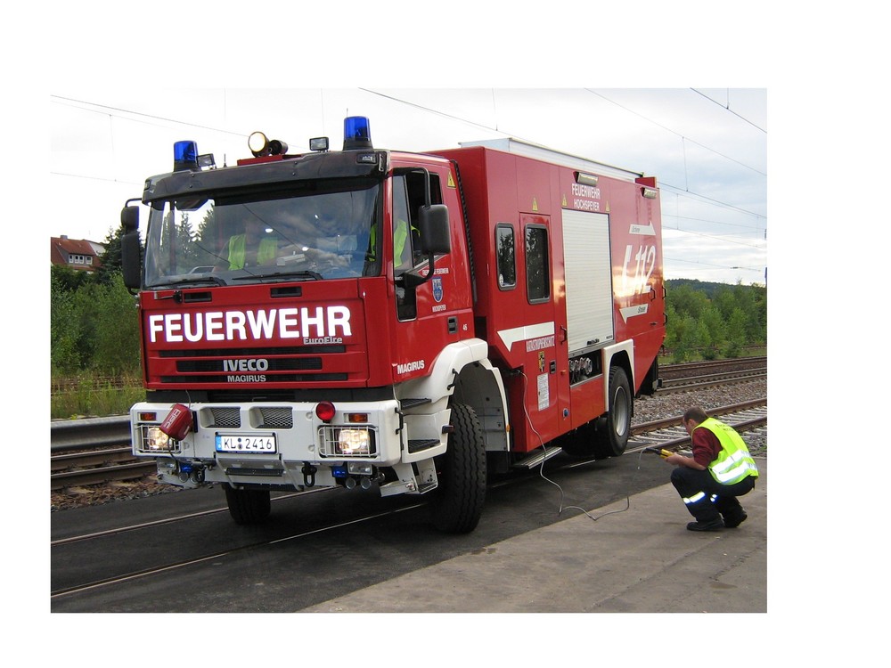 Aufgleisen eines Straßen- und Schienenfahrzeuges der Feuerwehr