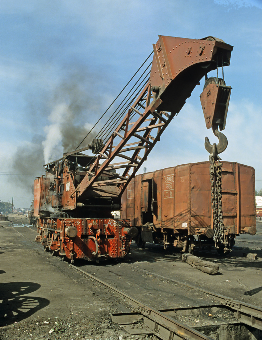 Aufgleisen eines Wagens mit Dampfkran