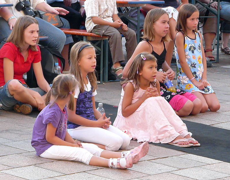 Aufmerksame Zuhörerinnen - oder - Staunende Kinderaugen