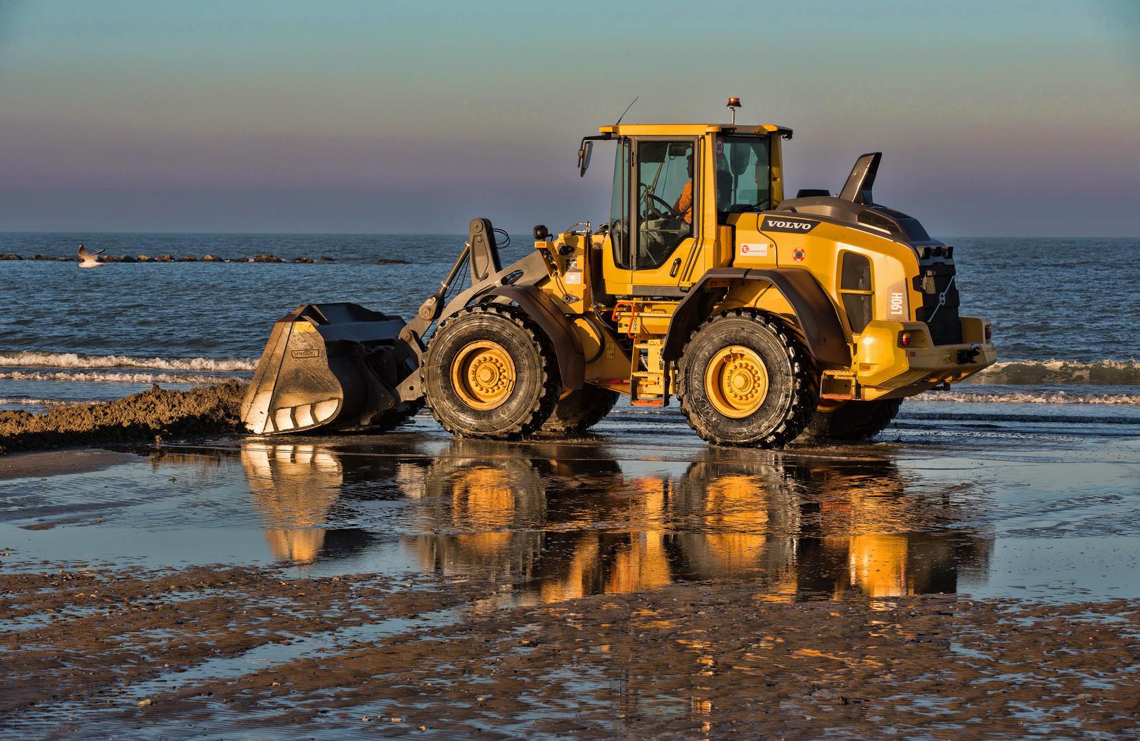 Aufraeumarbeiten am Strand 