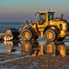 Aufraeumarbeiten am Strand 