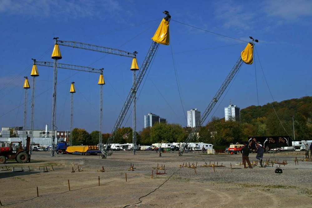 Aufrichten der letzten Hauptzeltmasten.Circus Flic Flac "No Limits Zeltanlage"