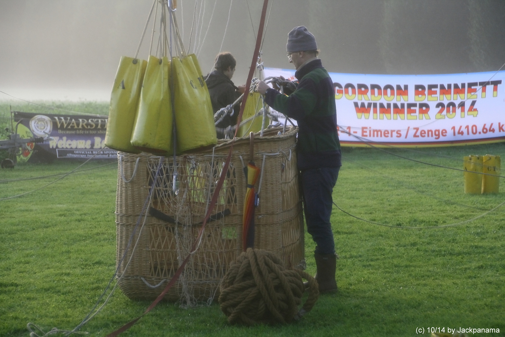 Aufrüsten des Korbs zum Gasballon-Start bei leichten Bodennebel am frühen Morgen