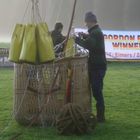 Aufrüsten des Korbs zum Gasballon-Start bei leichten Bodennebel am frühen Morgen