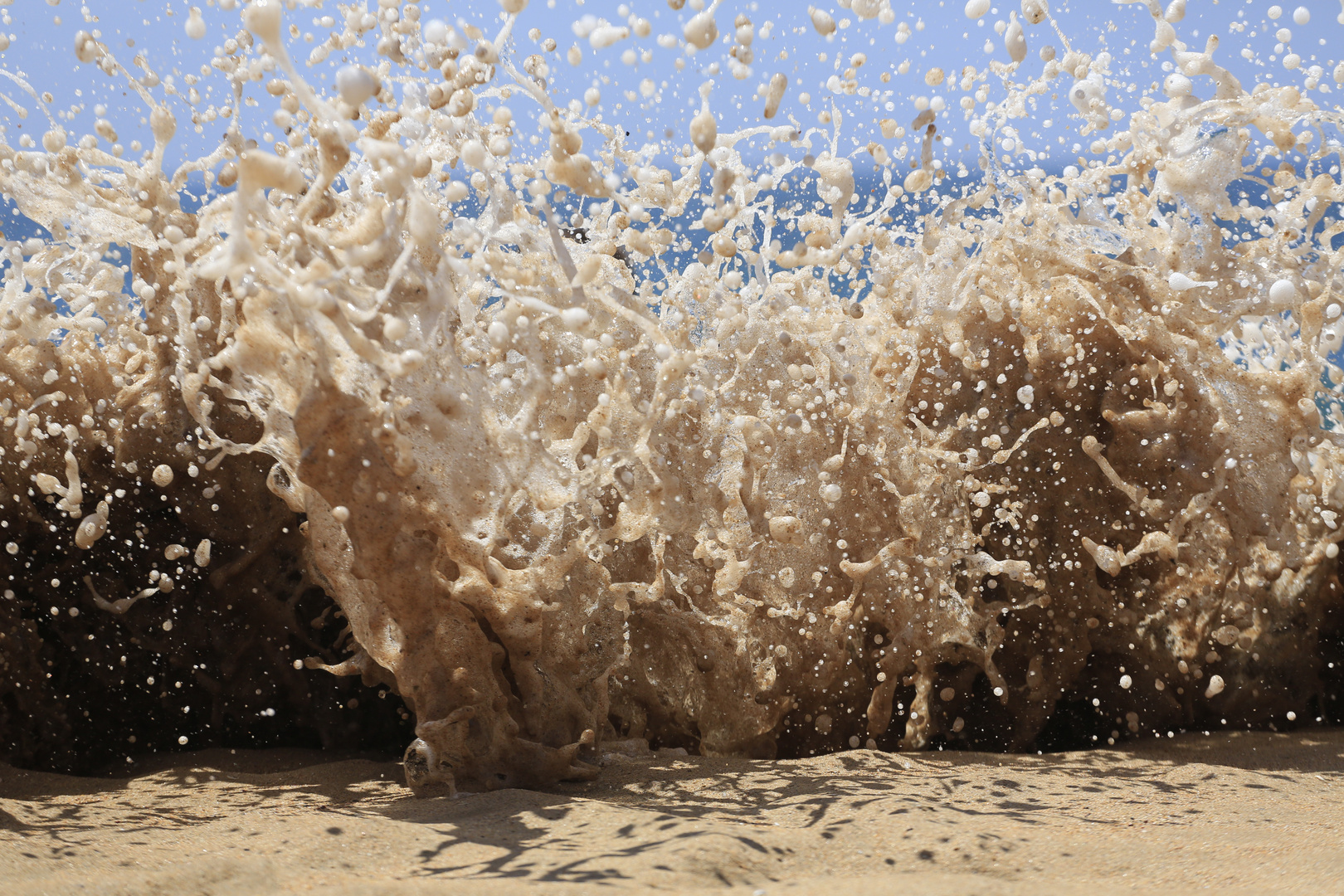 Aufschlag im Sand