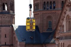 Aufsetzen der neuen Turmspitze auf den Mainzer Dom 03