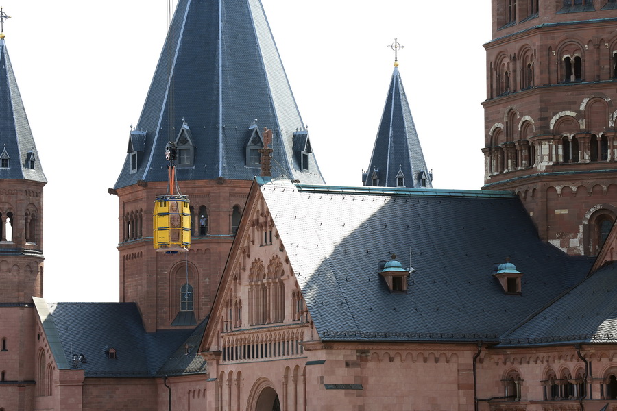 Aufsetzen der neuen Turmspitze auf den Mainzer Dom 04