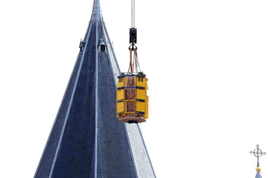 Aufsetzen der neuen Turmspitze auf den Mainzer Dom 05