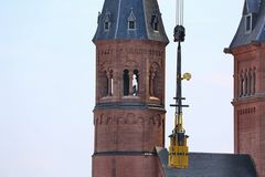 Aufsetzen der neuen Turmspitze auf den Mainzer Dom 08