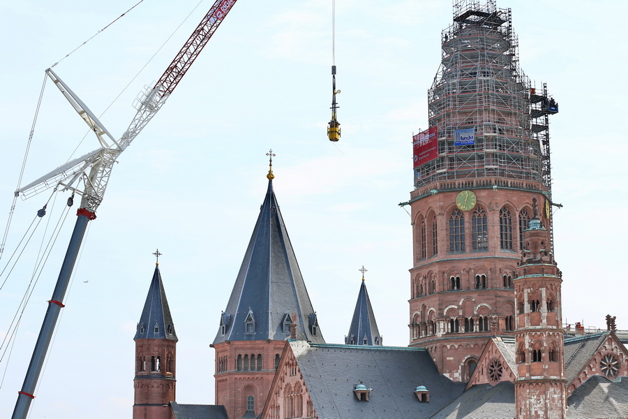Aufsetzen der neuen Turmspitze auf den Mainzer Dom 09