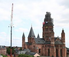 Aufsetzen der neuen Turmspitze auf den Mainzer Dom 09