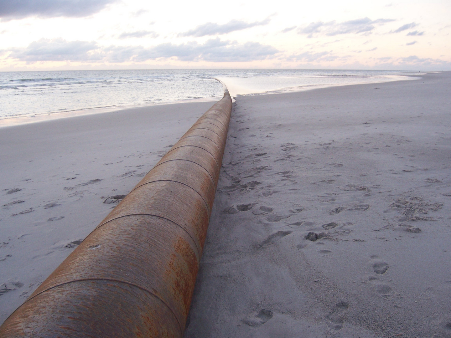 Aufspül-Pipeline am Strand