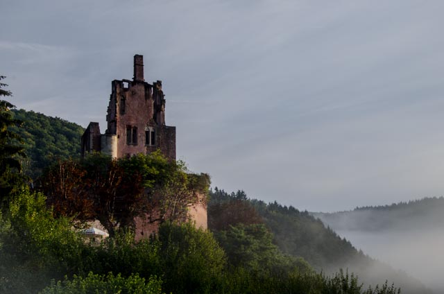 Aufsteigender Nebel am Fuße Burg Ramsteins