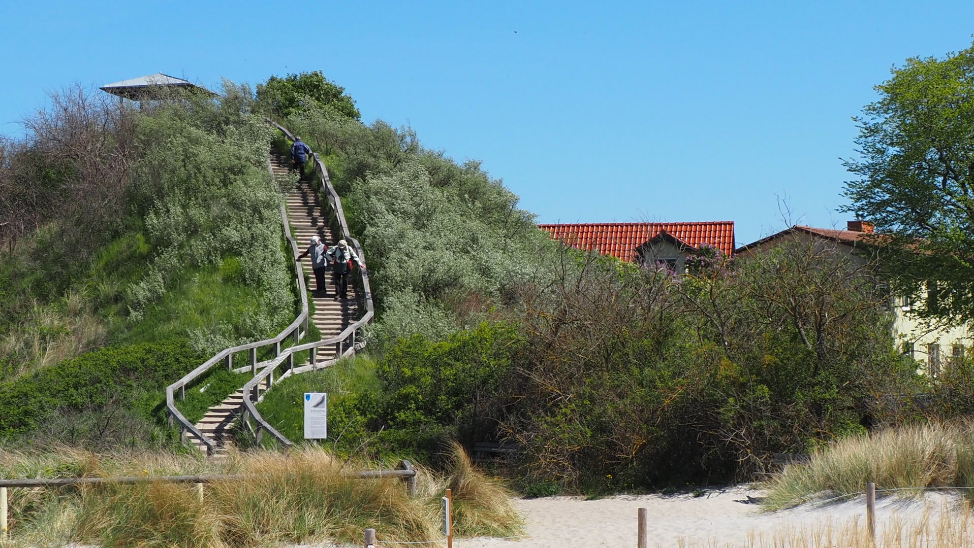 Aufstieg zur Aussichtsplattform mit Blick auf die Ostsee