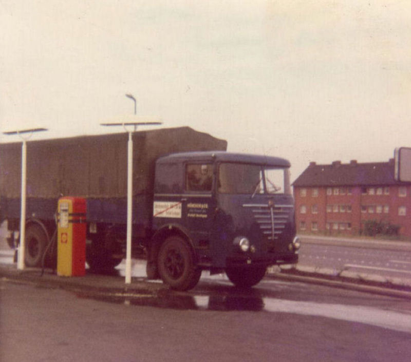 Auftanken fuer die naechste Fahrt im Gueterfernverkehr 1965