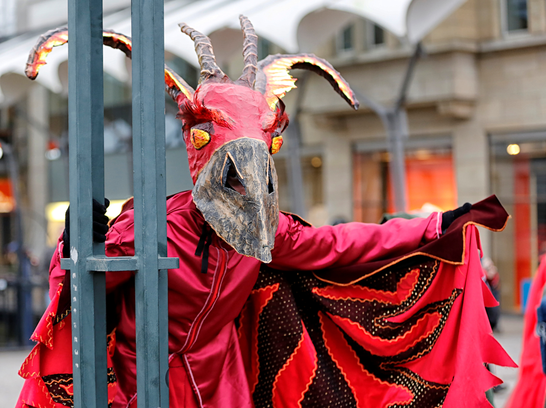 aufwändige Masken und Kostüme