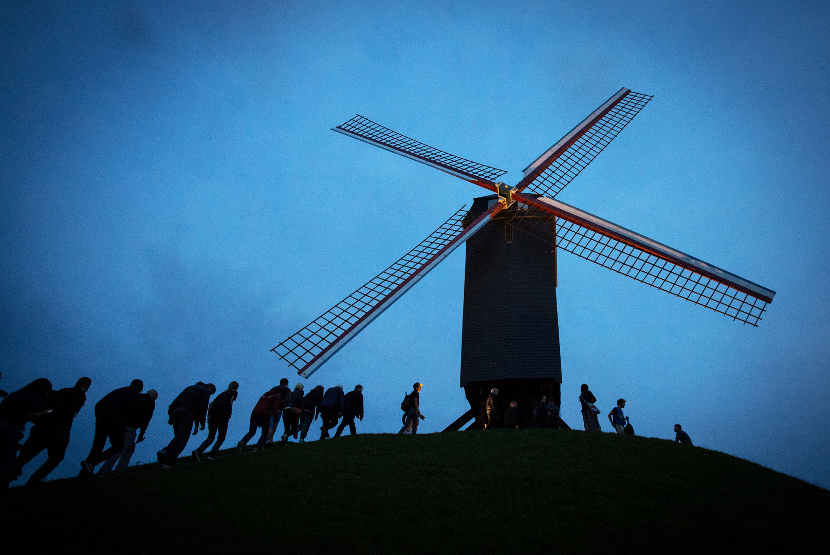 Aufwärts zur Mühle am Abend 