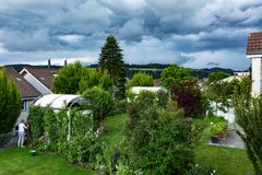 Aufziehen einer Sturmfront - letzte Gartenarbeiten