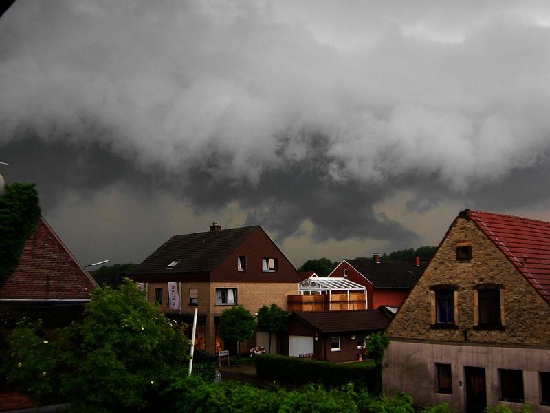 Aufziehende Gewitterfront über Darfeld am 14.06.2007