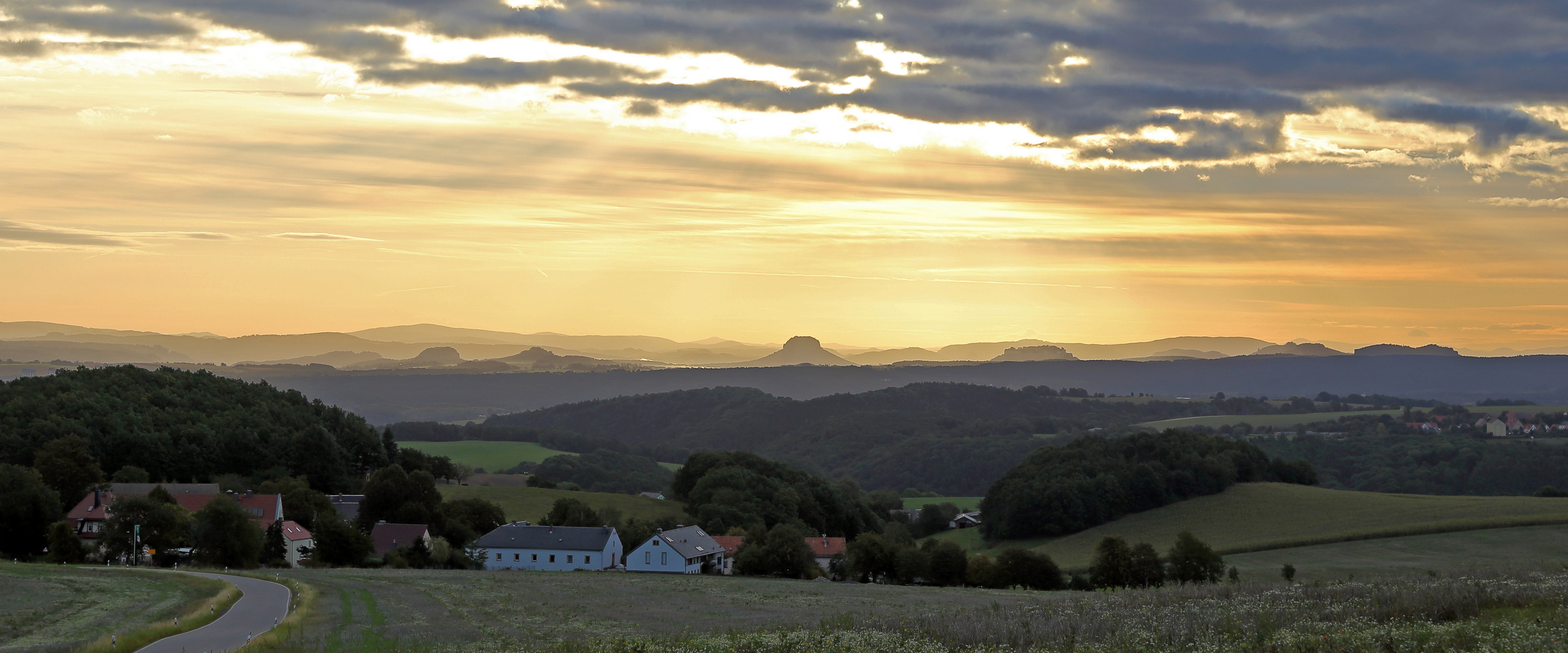 Aufziehende Wolken haben diese Gegenlichtaufnahme eine Stunde nach Sonnenaufgang ermöglicht