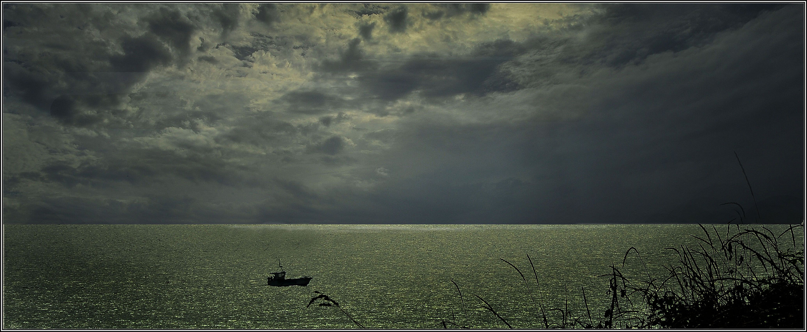 Aufziehendes Gewitter am Meer