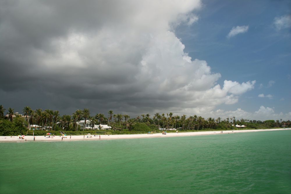 Aufziehendes Gewitter am Strand von Naples/Fl