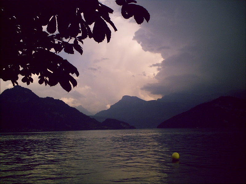 aufziehendes Gewitter am Vierwaldstättersee