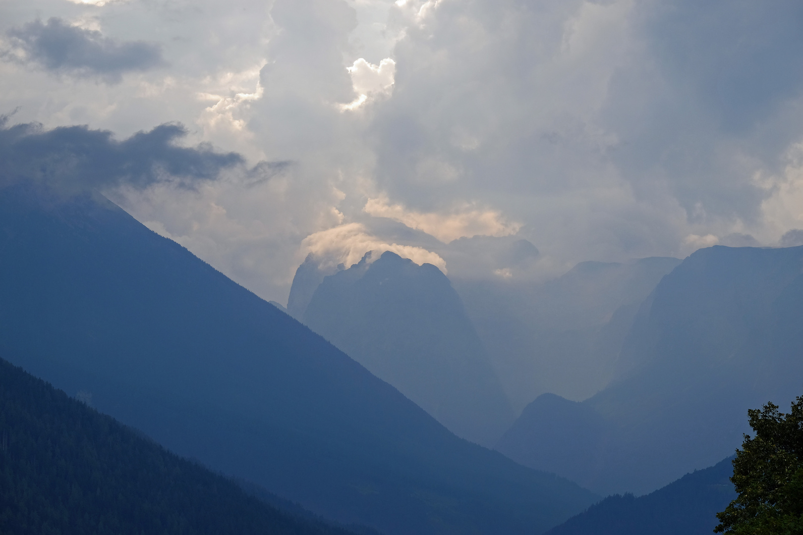 Aufziehendes Gewitter hinter Ramsau / Berchtesgaden