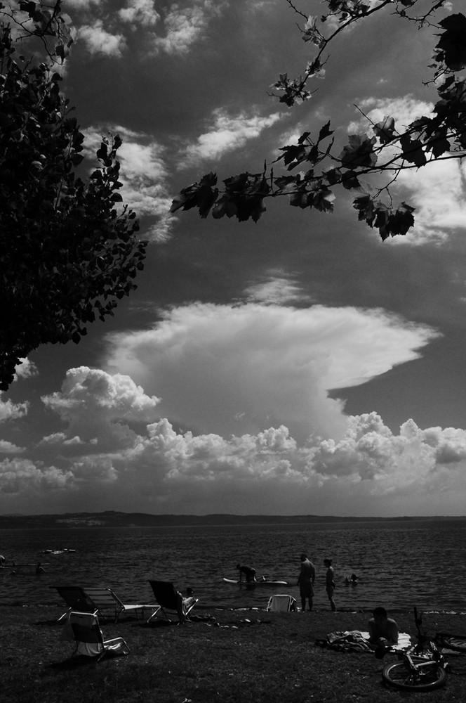 Aufziehendes Gewitter über dem Bolsena See