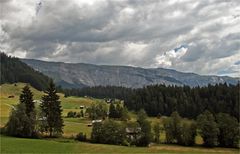 Aufziehendes Gewitter über dem Flimser Bergsturz.