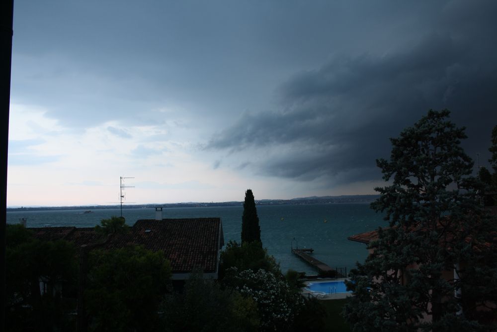 Aufziehendes Gewitter über dem Lago di Garda ...