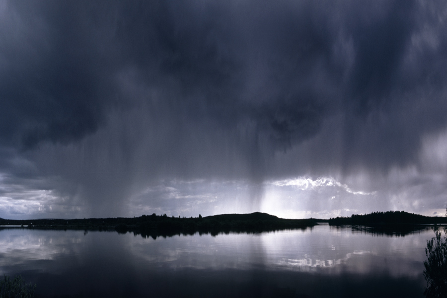 aufziehendes Gewitter über einen See in Schweden