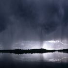 aufziehendes Gewitter über einen See in Schweden