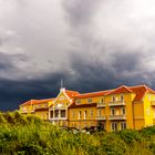 Aufziehendes Unwetter mit Gewitter und Starkregen vor einem Luxushotel in Skagen.