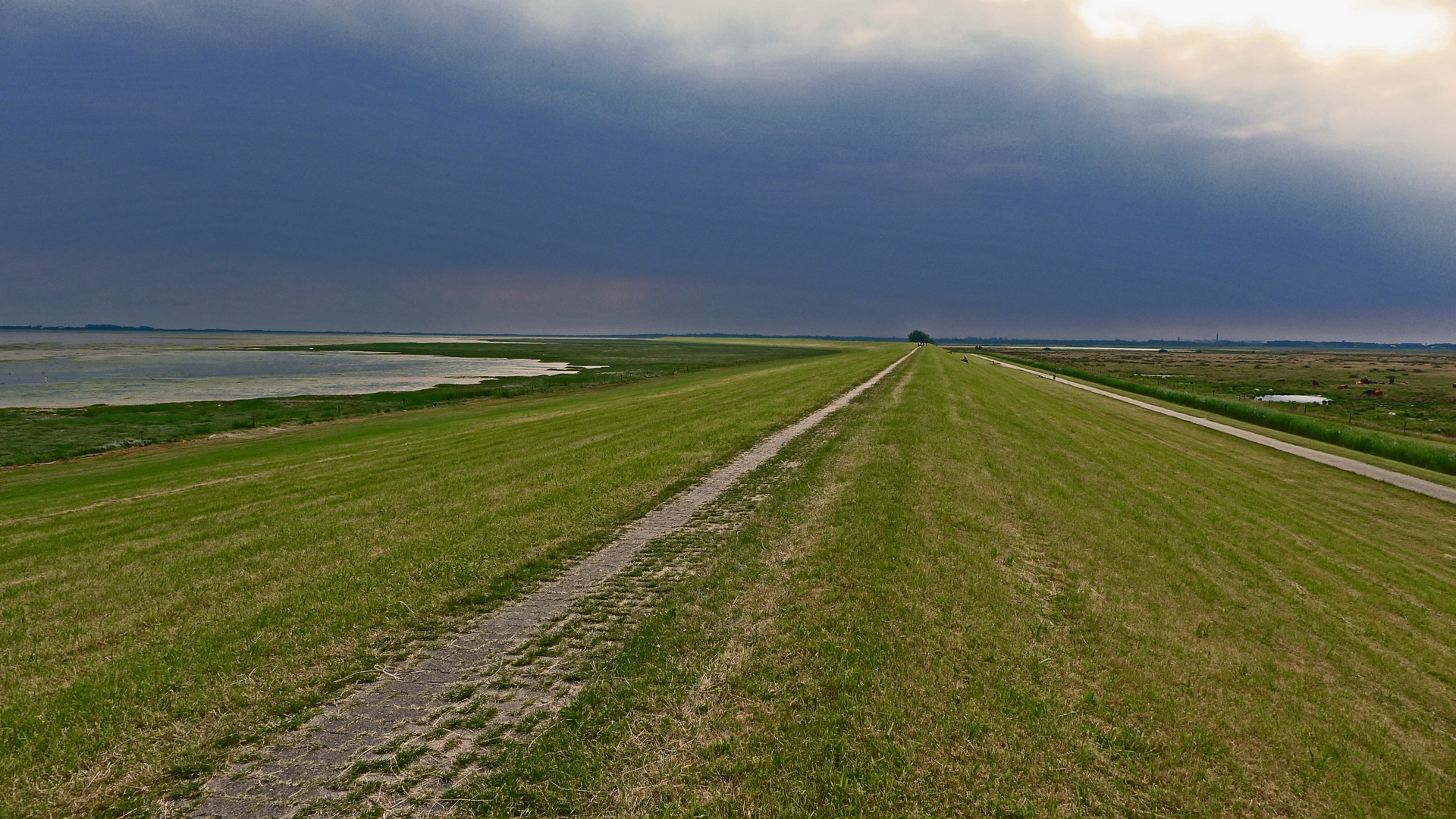 aufziehendes Unwetter über dem Deich