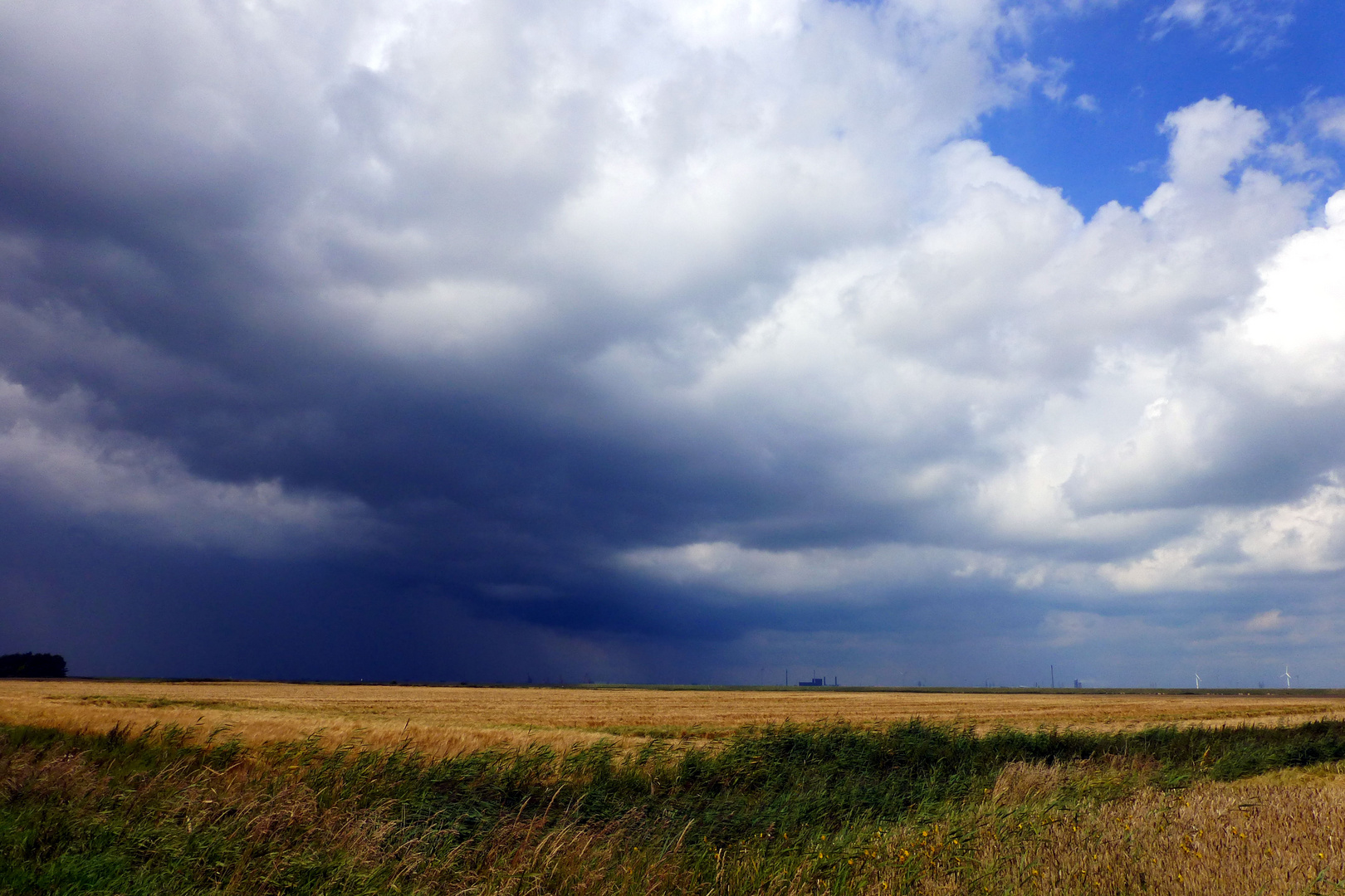 Aufziehendes Wetter auf der Elbe -Radtour