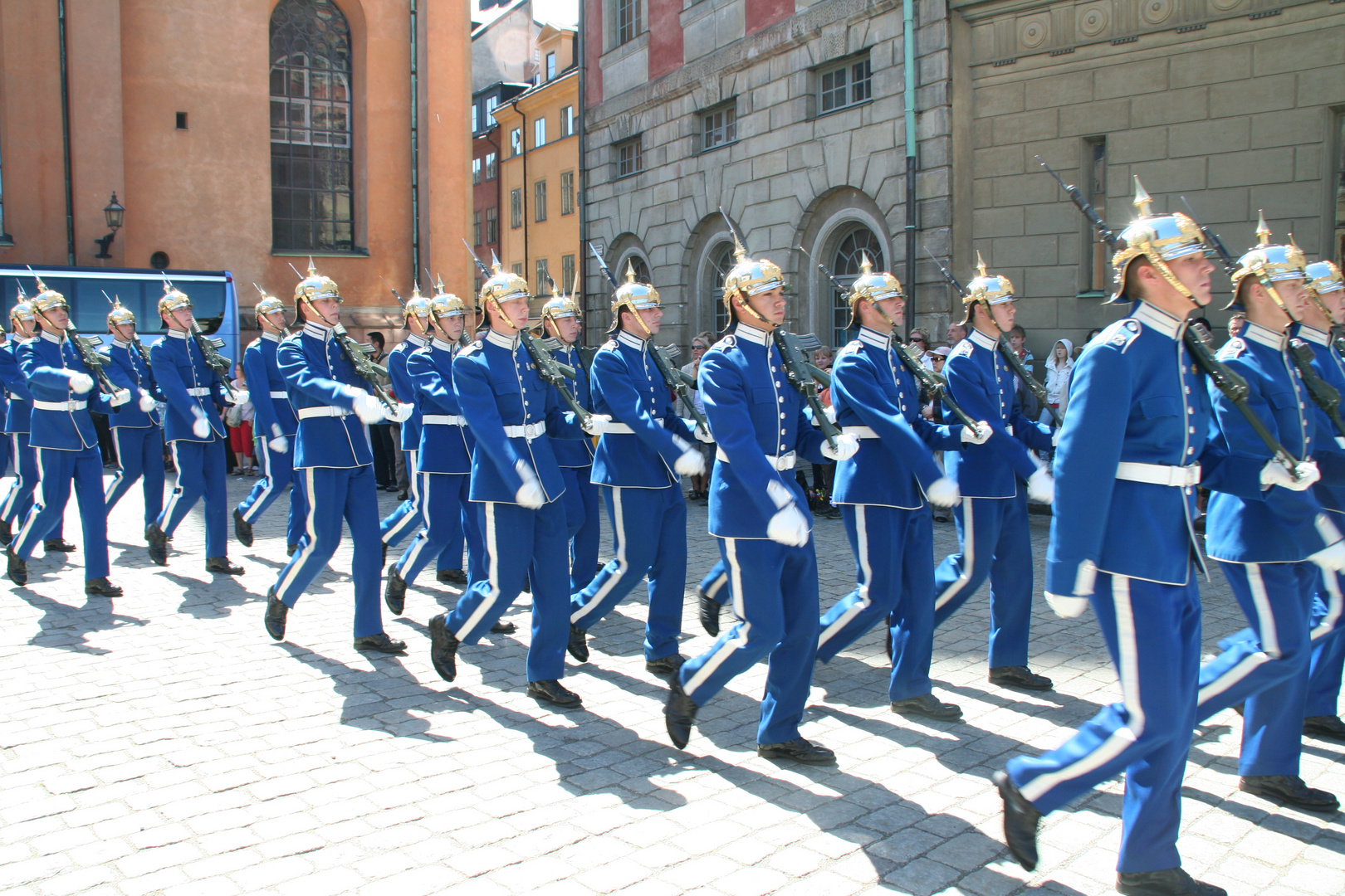 Aufzug der Wachsoldaten vor dem Schloss in Stockholm