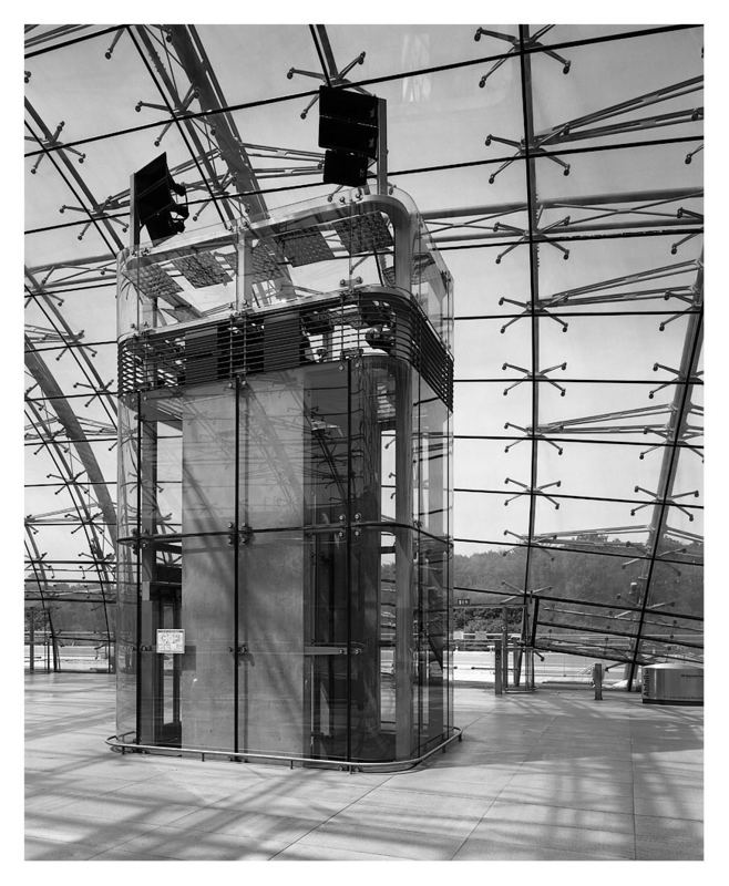 Aufzug im ICE Bahnhof am Frankfurter Flughafen