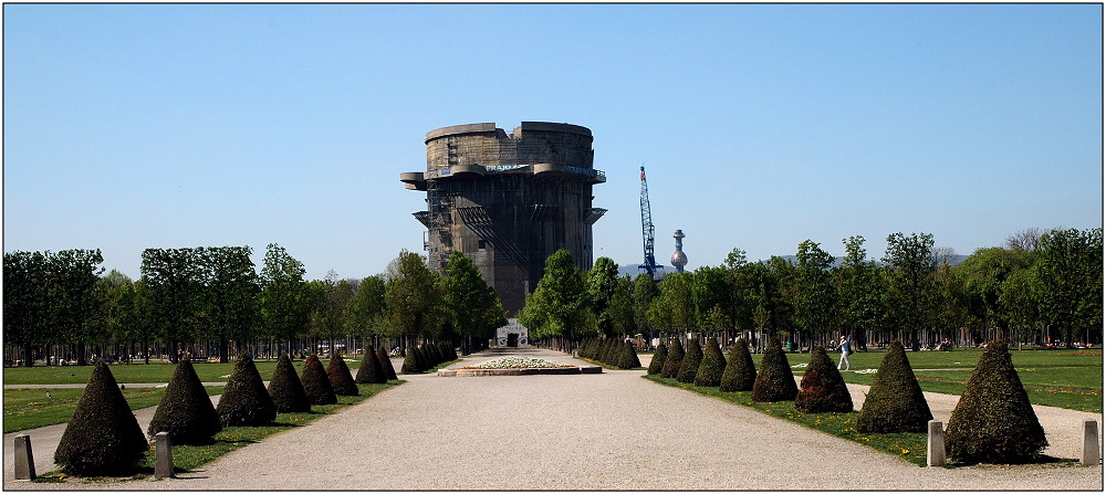 ... Augartenblick mit Flakturm ...