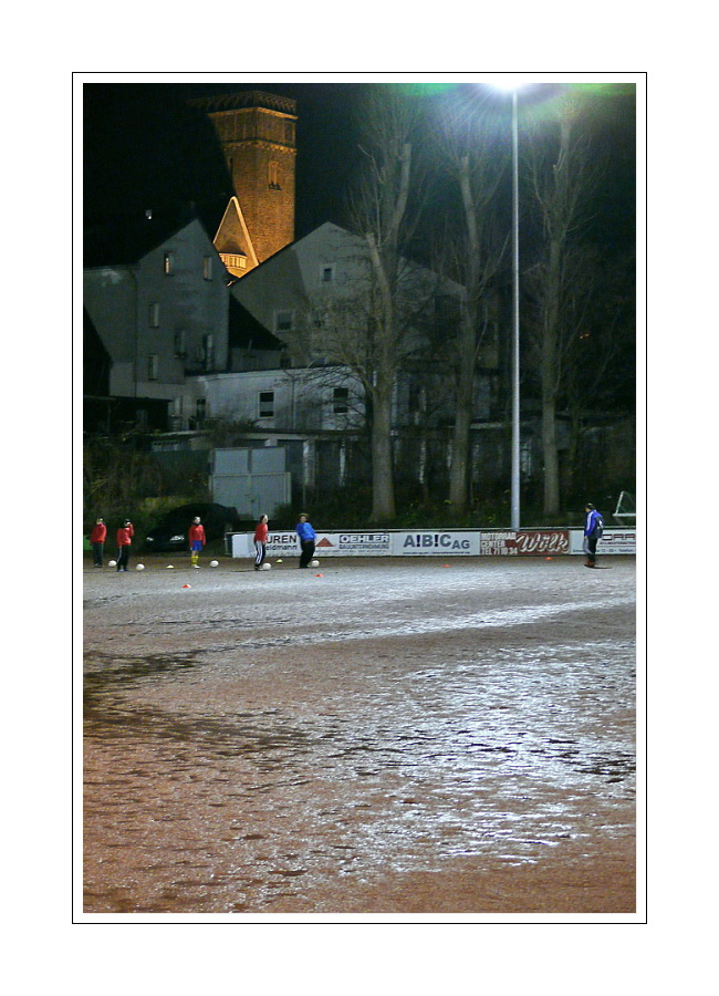 Augen-Blicke (Dorfsportplatz bei nacht under die schatten des Hauptkirche Sonnborn)