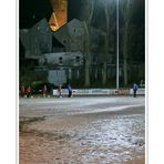 Augen-Blicke (Dorfsportplatz bei nacht under die schatten des Hauptkirche Sonnborn)