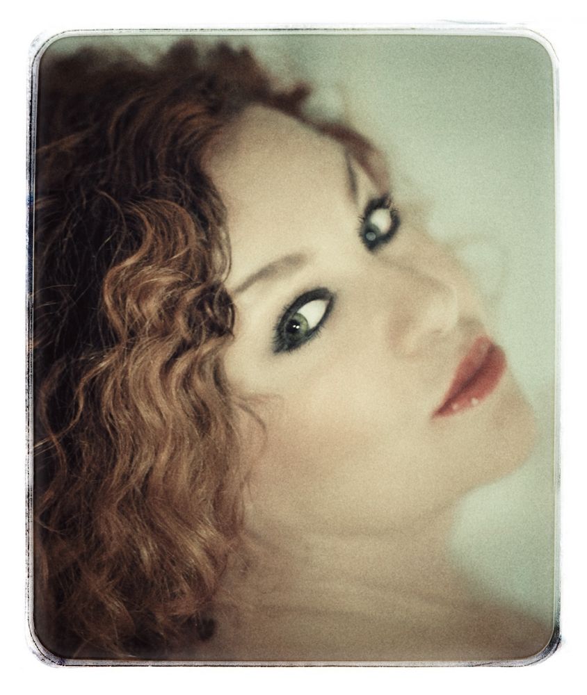 AUGENBLICK Foto & Bild indoor, woman, available light Bilder auf