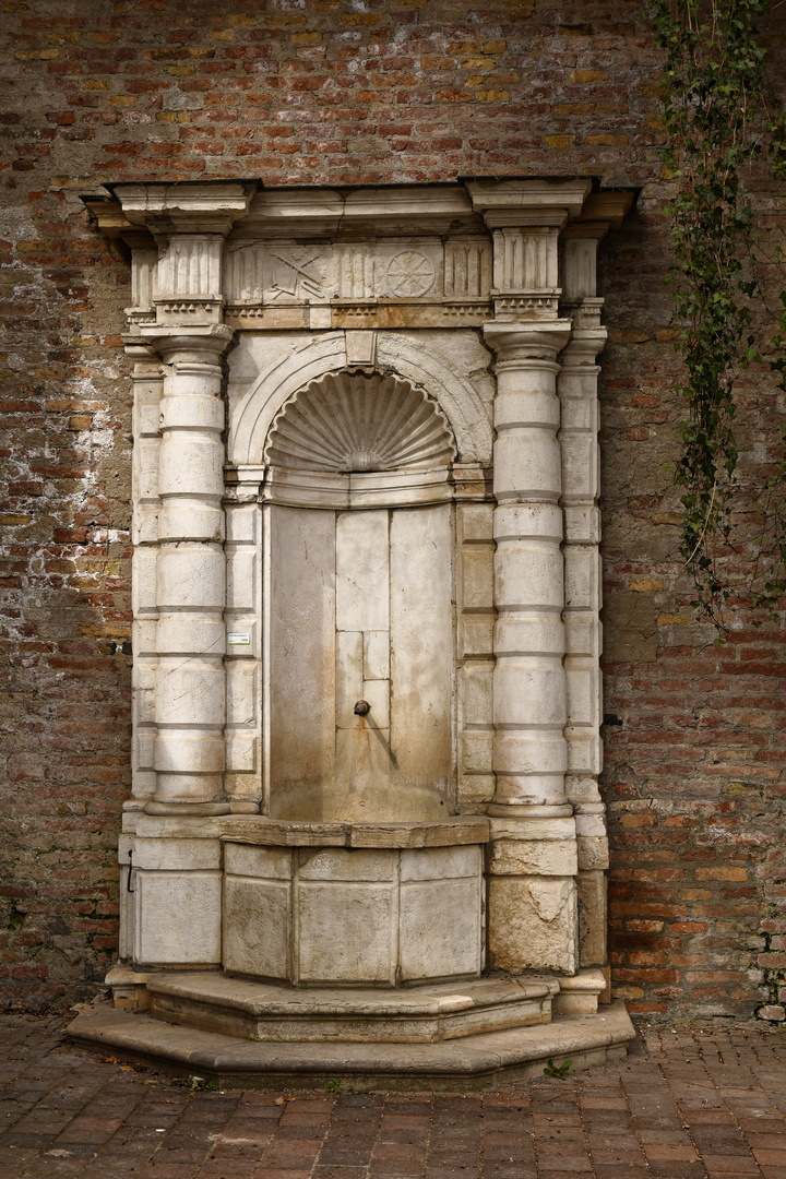 Augsburg, der Venezianische Muschelbrunnen an der Schwedenstiege