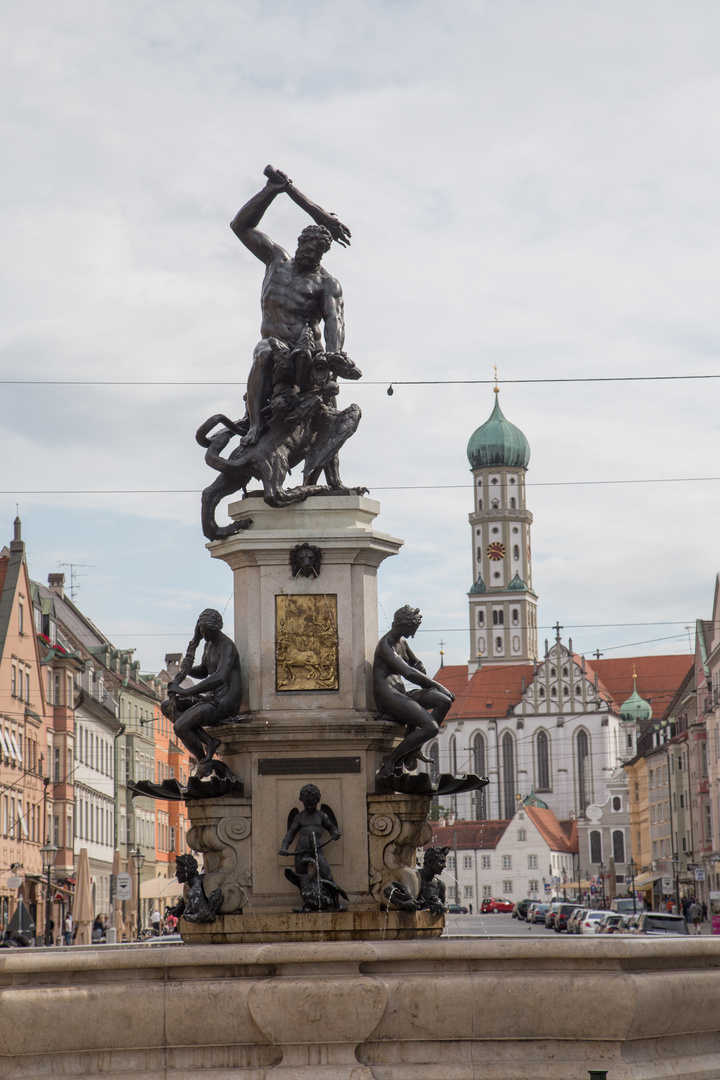 Augsburg Herkulesbrunnen vor Sankt Ulrich und Afra